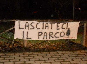 Gli striscioni sulle staccionate del parco