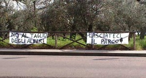 Gli striscioni sulle staccionate del parco