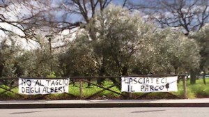 Gli striscioni sulle staccionate del parco