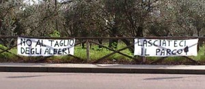 Gli striscioni sulle staccionate del parco