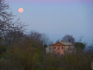 La luna sulla chiesa a San Martino al Cimino - Sante Cerica