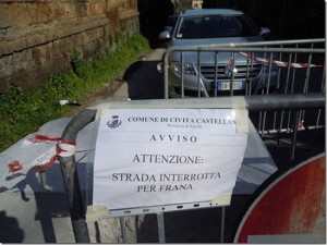 L'avviso di interruzione della strada a Civita Castellana