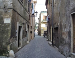 Il vicolo di Civita Castellana dove dovrebbero passare la auto per arrivare in centro