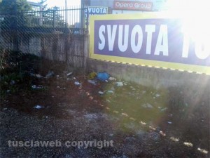 Rifiuti fuori dai centri commerciali