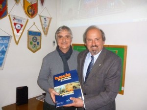 Marco Reginaldi riceve un regalo da Luigi Gasbarri 