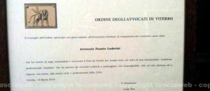 La pergamena portata in dono dal Consiglio dell'ordine all'avvocato Fausto Ludovisi