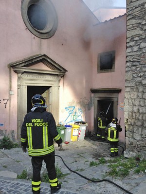 L'incendio alla chiesa sconsacrata a via Faul 