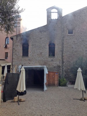L'incendio alla chiesa sconsacrata a via Faul 