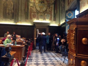 L'incursione del comitato Non ce la beviamo in consiglio comunale