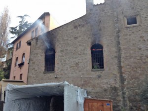 L'incendio alla chiesa sconsacrata a via Faul