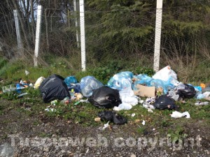 L'immondizia ai lati della Cimina
