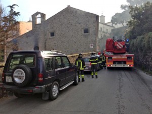 L'incendio alla chiesa sconsacrata a via Faul 