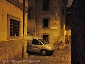 L'abitazione andata a fuoco in via Santa Maria Egiziaca mentre viene portato via il feretro