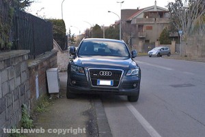 Parcheggio selvaggio in via Vico Squarano