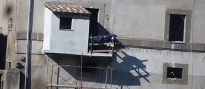 La nuova struttura comparsa sull'antico palazzo di Bagnaia