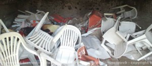 La discarica all'interno di una grotta della necropoli etrusca