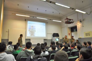 Un maresciallo dell'esercito illustra le modalità di arruolamento