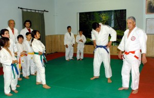 Il maestroPetti ed alcuni suoi allievi nella palestra Yama Bushi