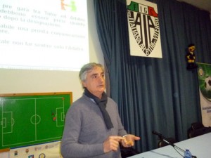 Marco Reginaldi tiene una lezione nella sede Aia di Viterbo