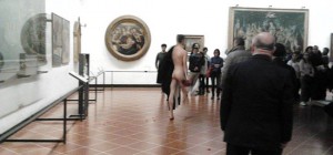 Il ragazzo nudo di fronte alla Venere del Botticelli