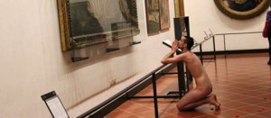Il ragazzo nudo di fronte alla Venere del Botticelli