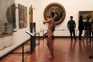 Il ragazzo nudo di fronte alla Venere del Botticelli