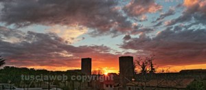 Tramonto tra porta Il tramonto tra San Biele e porta San Pietro