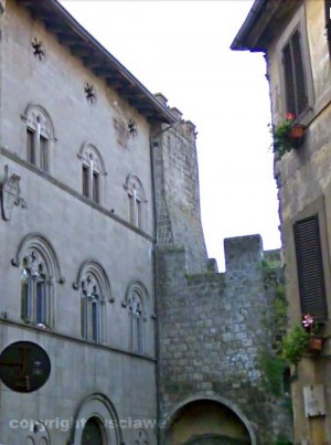Il Palazzo dell'Abate di san Martino; in alto a destra l'infiltrazione d'acqua