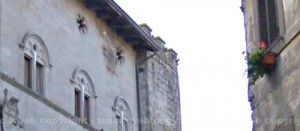 Il Palazzo dell'Abate di san Martino; in alto a destra l'infiltrazione d'acqua