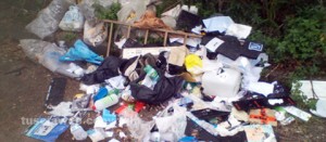 L'immondizia nel parcheggio di via Pertini