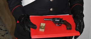 La pistola sequestrata dai carabinieri di Civitavecchia