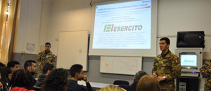 Un maresciallo dell'esercito illustra le modalità di arruolamento