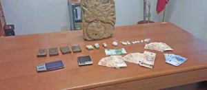 La droga e il denaro sequestrato