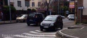 Il parcheggio sulle strisce pedonali in via Pola