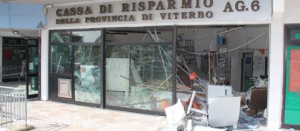 La filiale della Carivit sventrata dall'esplosione della scorsa notte