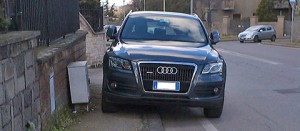 Parcheggio selvaggio in via Vico Squarano