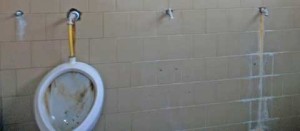 Il bagno del cimitero sporco e malridotto