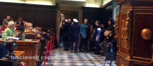 L'incursione del comitato Non ce la beviamo in consiglio comunale