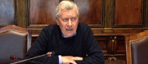Il sindaco Michelini durante la conferenza stampa in comune