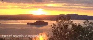 Un tramonto infuocato sull'isola bisentina