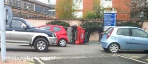 L'auto capovolta nell'incidente