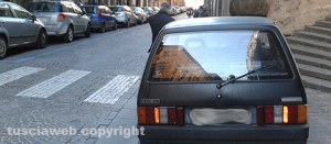 Una macchina parcheggiata di fronte alla scalinata di via Cavour