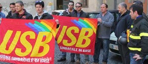 La protesta del sindacato Usb dei vigili del fuoco sotto la Prefettura