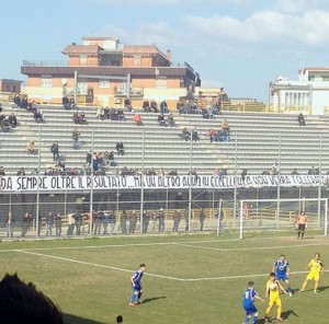 Lo striscione polemico della curva gialloblù