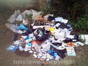 L'immondizia nel parcheggio di via Pertini 