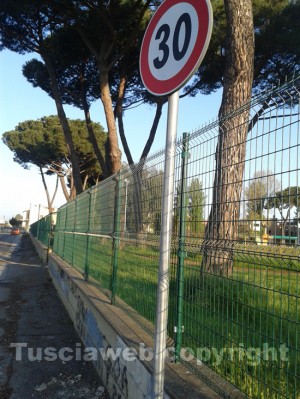 Il cartello in via Campo scolastico