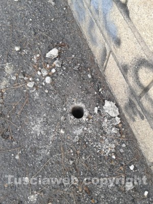 Il buco dove era fissato il cartello stradale