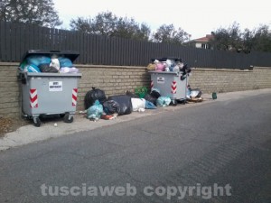 L'immondizia in strada Due Casali