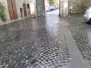 La lingua di asfalto sul selciato di Pianoscarano