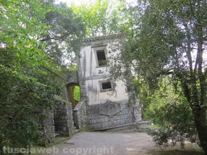 Bomarzo - Parco dei mostri - Casa pendente